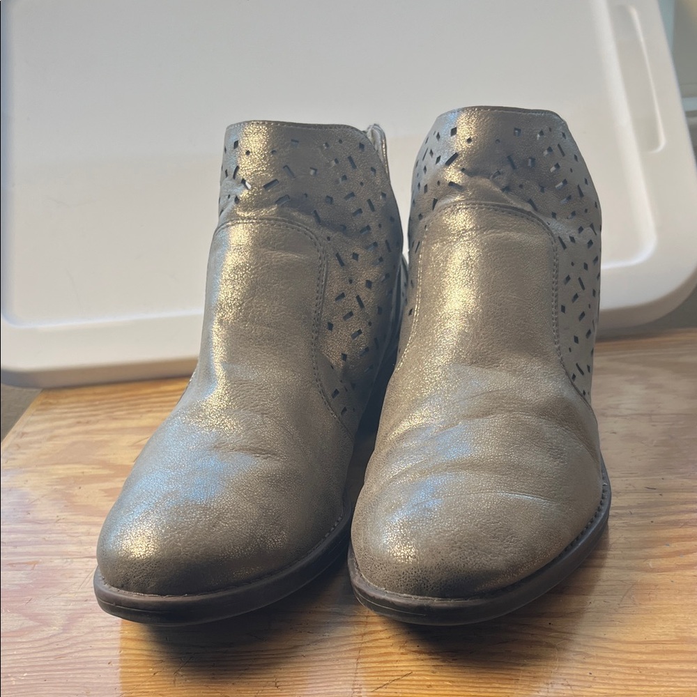 Eurosoft Silver Metallic Pierced Leather Ankle Zip Booties EUC 9M